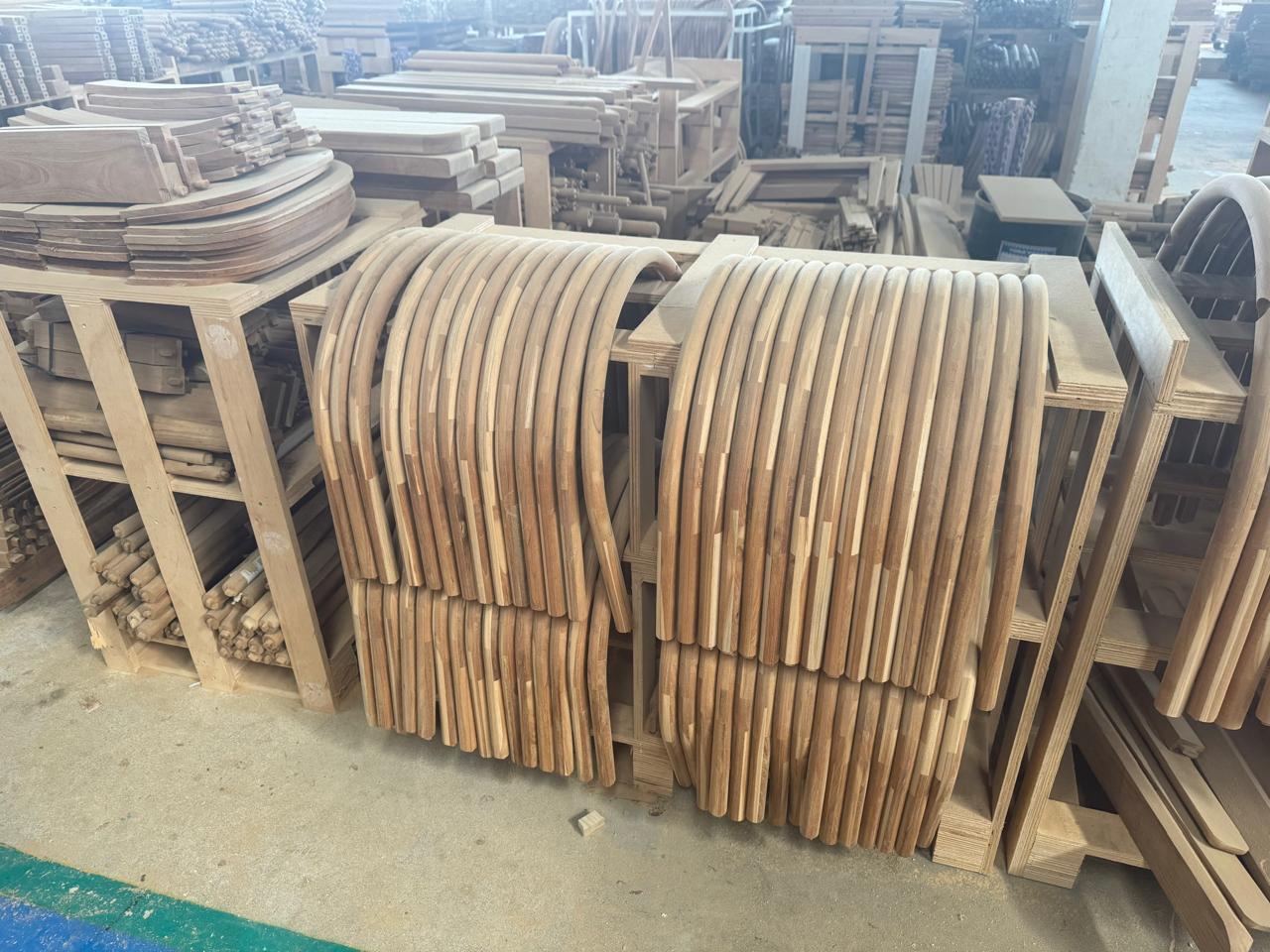 Atelier de fabrication de mobilier sur mesure, travail des matières.