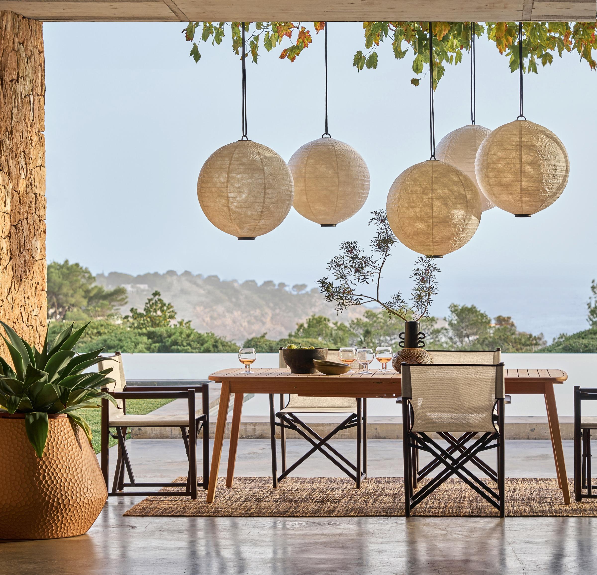 Espace extérieur d'une villa, mobilier outdoor face au paysage.