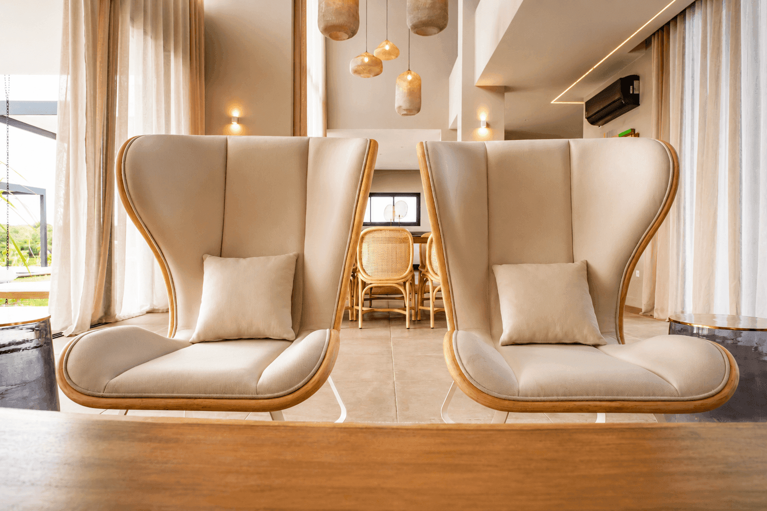 Détail de finitions bois sur du mobilier d'une résidence privée.